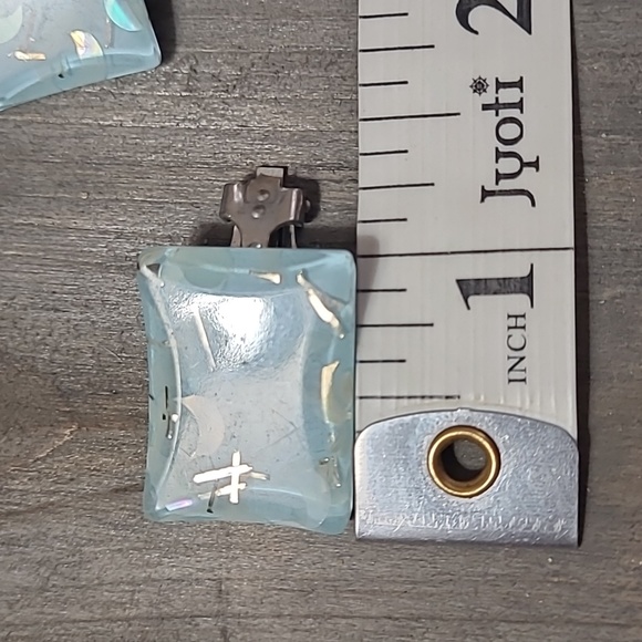 Vintage Clip On Earrings - Picture 4 of 4